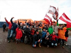 Karro Līgo vakarā pārliecinoši triumfē Anglijas posmā