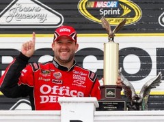 Čempions Stjuarts lauztas kājas dēļ spiests izlaist visu NASCAR sezonu (+video)