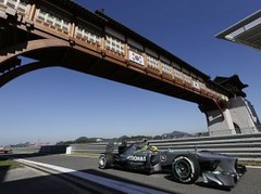 Hamiltons ātrākais abos piektdienas F1 treniņbraucienos, Raikonenam avārija