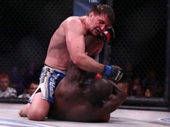 Vitālijs Minakovs nosargā Bellator titulu cīņā ar Čeiku Kongo