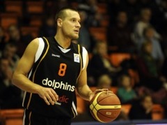 "Dolphins" grauj, Jeromanovam 8 rezultatīvas piespēles