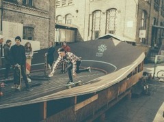 Rīgā notikušas pasaulē pirmās "longboard" minidroma pagalma sacensības