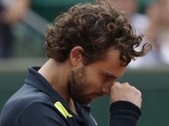 Gulbis divos setos piekāpjas augumā raženajam De Šeperam