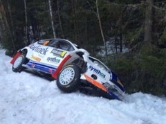 Video: Rallija auto avarē un notriec fotogrāfu
