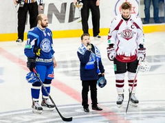 Video: Akls baltkrievu zēns izpilda Latvijas himnu par godu Rīgas "Dinamo"