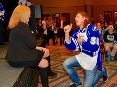 Video: Gudļevskis labdarības pasākumā izpilda Latvijas himnu