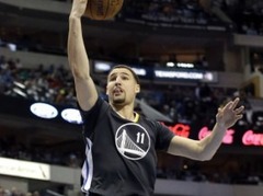 Tompsonam 37 punkti puslaikā pret Memfisu, Bostona tiek play-off