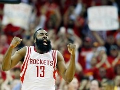 ''Rockets'' aizsūta mājās ''Mavericks'', ''Spurs'' drāmā izvirzās vadībā