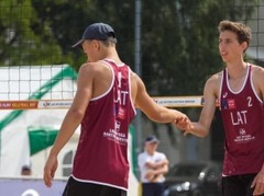 Lazdiņam/Ābomam un Ozoliņam/Šmitam uzvaras Eiropas U18 čempionāta spēlēs