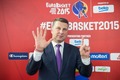 Foto: Valsts prezidents dāvā karogu basketbola valstsvienībai