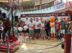 Latvijas valstsvienības basketbolisti līdzjutēju ielenkumā atklāj oficiālo fanu zonu