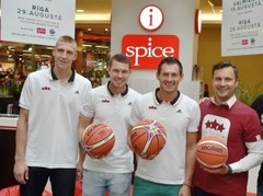 Latvijas izlases basketbolisti Spicē priecē savus fanus