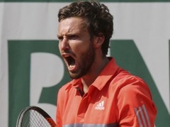 Gulbis uzvar milzi Karloviču un pirmoreiz šogad iekļūst pusfinālā