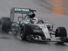 Hamiltons dramatiskā sacīkstē nodrošina trešo F1 čempiona titulu