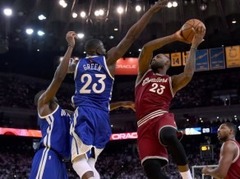 "Warriors" apspēlē arī Džeimsu un "Cavaliers", sasniedz 28-1