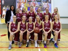 Kļaviņa tiek nēsāta uz rokām, U17 meitenes uzvar Igaunijas U18 izlasi