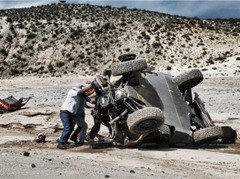 Līderis Lēbs Dakaras rallija astotajā posmā piedzīvo avāriju (+video)