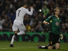 Ronaldu trīs reizes iekaro lietuvieša vārtus, Madrides "Real" grauj