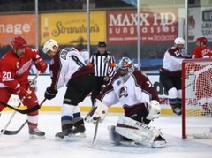 Ozoliņš palīdz Kolorādo "Avalanche" leģendu spēlē pārspēt "Red Wings"