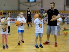 “VEF Rīga” spēlētāji aicina trenēties basketbolā