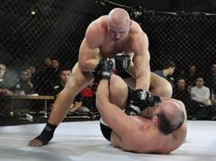 MMA cīkstonis Gluhovs Krievijā uzveic amerikāni Lopesu