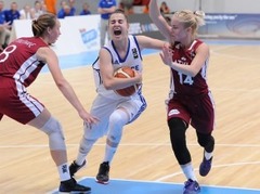 U20 meitenes pusi spēles noturas vadībā pret spēcīgo Franciju