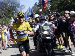 Neprāts "Tour de France": līderis spiests pamest velosipēdu un skriet pretī finišam