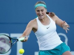 Ostapenko kļūdām bagātā mačā Stenfordā zaudē jau 1. kārtā