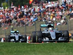 Hamiltons uzveic Rosbergu F1 posmā Ungārijā