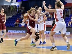 U18 meiteņu aizsardzība piespiež kapitulēt Čehiju