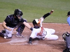 "Orioles" izmanto "Rockies" kļūdu un uzvar pagarinājumā