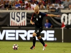 ASV sasit Trinidadu un Tobago, garantējot pirmo vietu grupā