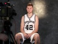 Foto: Dāvis Bertāns piedalās Sanantonio "Spurs" mediju dienā