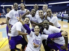 Losandželosa pēc 13 gadu pārtraukuma spēlēs WNBA finālā