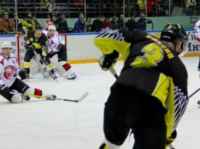 Siksna un Pečura piespēlē, Ķēniņam zaudējums bullīšos