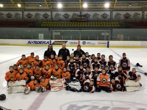 Bārtulis dāvina ekipējumu Talsu hokeja kluba bērniem