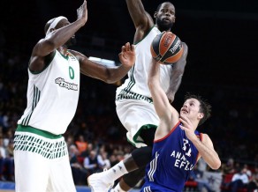 "Efes" divu pagarinājumu trillerī uzvar "Panathinaikos"