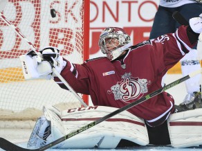 "Dinamo" atspēlējas un bullīšos izcīna ceturto uzvaru pēc kārtas