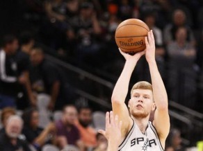 Bertānam trīs punkti pret "Lakers", "Spurs" turpina uzvarēt viesos