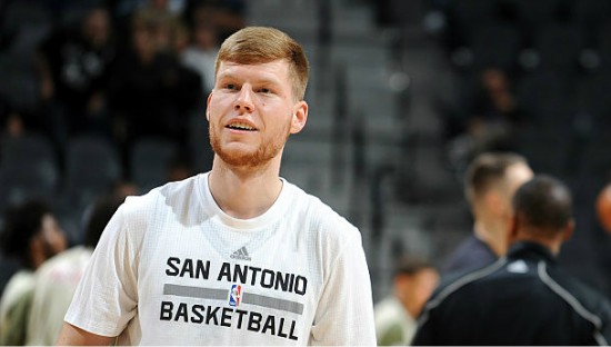 Video: Dāvis Bertāns realizē tālmetienu pret "Lakers"