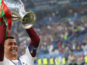 Video: Ronaldu uzruna Portugāles ģērbtuvē pēc triumfa "Euro 2016" finālā