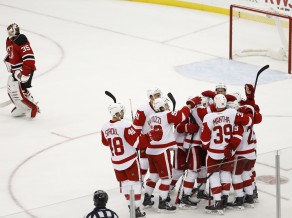 ''Red Wings'' atkal uzvar papildlaikā, ''Panthers'' trešā uzvara pēc kārtas