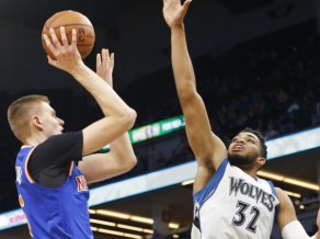 Porziņģis samet 29 "Knicks" uzvarā, Taunss ārdās ar 47+18