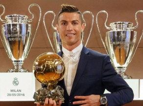 Ronaldu ceturto reizi iegūst "Ballon d'Or" balvu