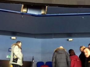 KHL mačā no VIP ložas nokrīt sieviete