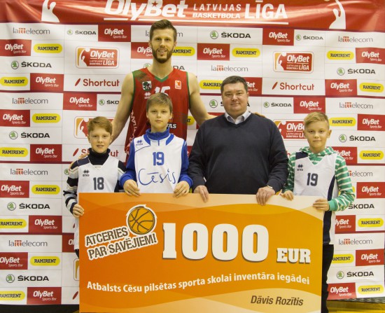 Foto: Arī Dāvis Rozītis atcerās par savējiem - 1000 EUR Cēsu sporta skolai