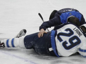 Somu talants Laine mačā pret "Sabres" guvis smadzeņu satricinājumu