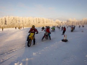 Startējusi skijoringa jaunā sezona, ziemas motokrosā triumfē Jānis Vinters