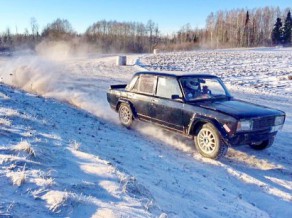 Pamatīgā salā startējis autosprints "Ziemas Kauss Raibenēs"