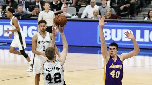 Video: Dāvim Bertānam pieci punkti graujošā uzvarā pret "Lakers"